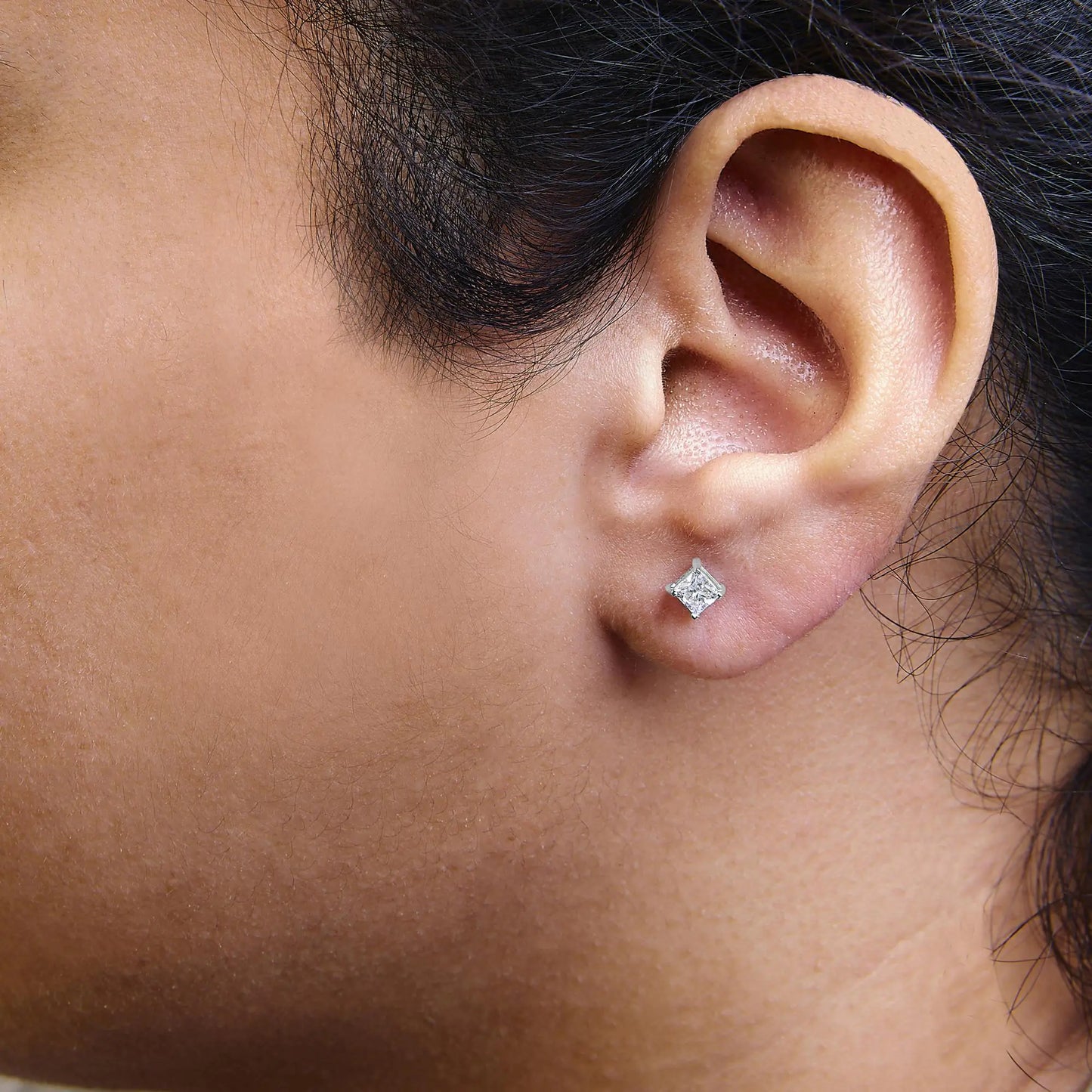 Boucles d'oreilles à tige en or blanc 14 carats avec diamant solitaire taille princesse (couleur FG, pureté VS2-SI1)