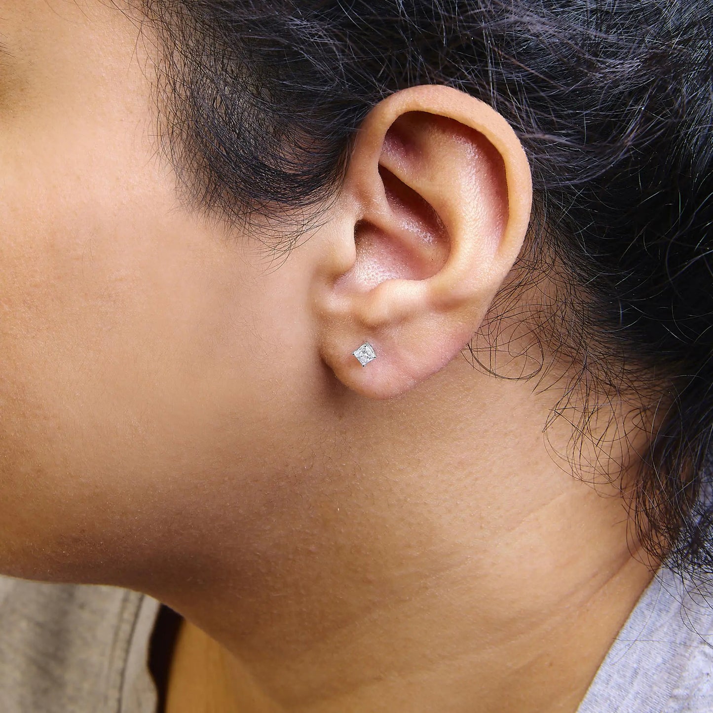 Boucles d'oreilles à tige en or blanc 14 carats avec diamant solitaire taille princesse (couleur FG, pureté VS2-SI1)